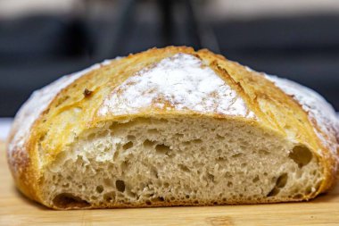 Doğal mayalanması, gerçek yiyeceği, atalarından kalma, eski ve ev yapımı zanaatkar yemekleri olan kırsal İtalyan ekmeği.