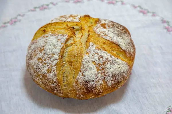 Doğal mayalanması, gerçek yiyeceği, atalarından kalma, eski ve ev yapımı zanaatkar yemekleri olan kırsal İtalyan ekmeği.