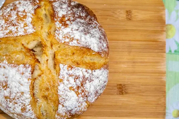 Doğal mayalanması, gerçek yiyeceği, atalarından kalma, eski ve ev yapımı zanaatkar yemekleri olan kırsal İtalyan ekmeği.