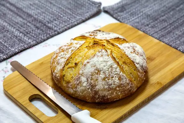 Doğal mayalanması, gerçek yiyeceği, atalarından kalma, eski ve ev yapımı zanaatkar yemekleri olan kırsal İtalyan ekmeği.