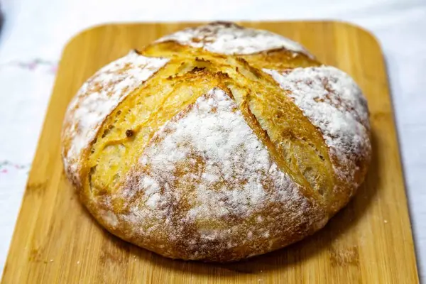 Doğal mayalanması, gerçek yiyeceği, atalarından kalma, eski ve ev yapımı zanaatkar yemekleri olan kırsal İtalyan ekmeği.