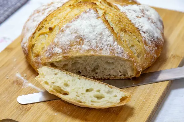 Doğal mayalanması, gerçek yiyeceği, atalarından kalma, eski ve ev yapımı zanaatkar yemekleri olan kırsal İtalyan ekmeği.