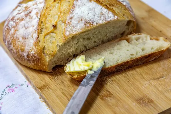 Doğal mayalanması, gerçek yiyeceği, atalarından kalma, eski ve ev yapımı zanaatkar yemekleri olan kırsal İtalyan ekmeği.