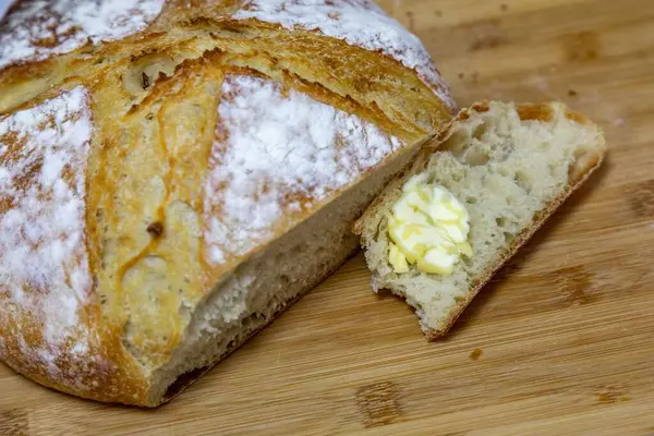 Doğal mayalanması, gerçek yiyeceği, atalarından kalma, eski ve ev yapımı zanaatkar yemekleri olan kırsal İtalyan ekmeği.