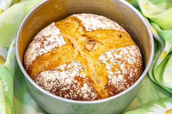Doğal mayalanması, gerçek yiyeceği, atalarından kalma, eski ve ev yapımı zanaatkar yemekleri olan kırsal İtalyan ekmeği.