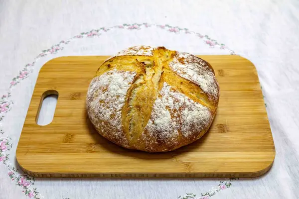 Doğal mayalanması, gerçek yiyeceği, atalarından kalma, eski ve ev yapımı zanaatkar yemekleri olan kırsal İtalyan ekmeği.