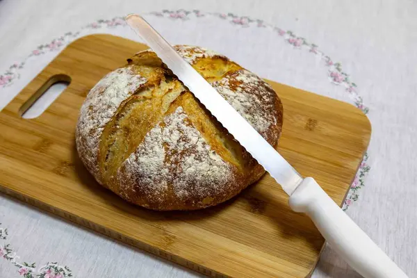 Doğal mayalanması, gerçek yiyeceği, atalarından kalma, eski ve ev yapımı zanaatkar yemekleri olan kırsal İtalyan ekmeği.