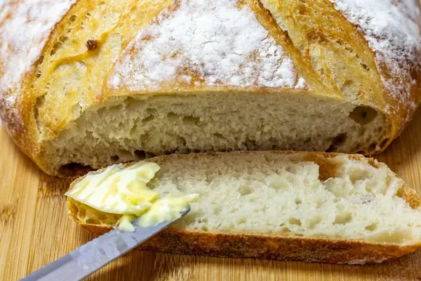 Doğal mayalanması, gerçek yiyeceği, atalarından kalma, eski ve ev yapımı zanaatkar yemekleri olan kırsal İtalyan ekmeği.