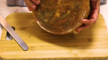 Kırsal bir İtalyan ekmeğini doğal mayalanmayla, gerçek yiyecekle, atadan kalma, klasik ve ev yapımı zanaatkar yiyeceklerle doğramak.