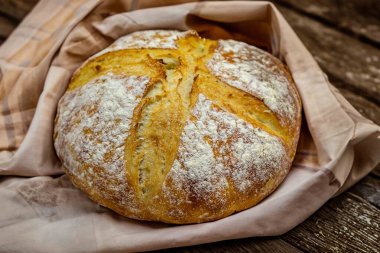 Doğal mayalanma, gerçek yiyecek, atadan kalma, klasik ve ev yapımı zanaatkar yiyeceği olan kırsal ekşi ekmek.