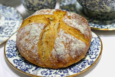 Doğal mayalanma, gerçek yiyecek, atadan kalma, klasik ve ev yapımı zanaatkar yiyeceği olan kırsal ekşi ekmek.