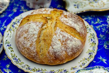 Doğal mayalanma, gerçek yiyecek, atadan kalma, klasik ve ev yapımı zanaatkar yiyeceği olan kırsal ekşi ekmek.