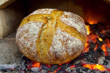 Doğal mayalanma, gerçek yiyecek, atadan kalma, klasik ve ev yapımı zanaatkar yiyeceği olan kırsal ekşi ekmek.