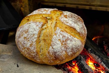 Doğal mayalanma, gerçek yiyecek, atadan kalma, klasik ve ev yapımı zanaatkar yiyeceği olan kırsal ekşi ekmek.
