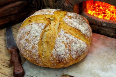 Doğal mayalanma, gerçek yiyecek, atadan kalma, klasik ve ev yapımı zanaatkar yiyeceği olan kırsal ekşi ekmek.