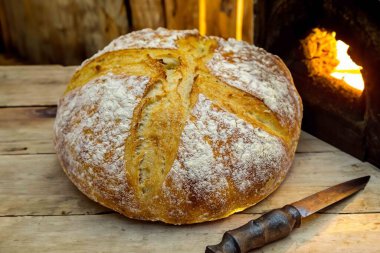 Doğal mayalanma, gerçek yiyecek, atadan kalma, klasik ve ev yapımı zanaatkar yiyeceği olan kırsal ekşi ekmek.