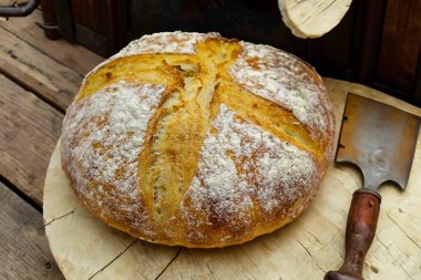 Doğal mayalanma, gerçek yiyecek, atadan kalma, klasik ve ev yapımı zanaatkar yiyeceği olan kırsal ekşi ekmek.