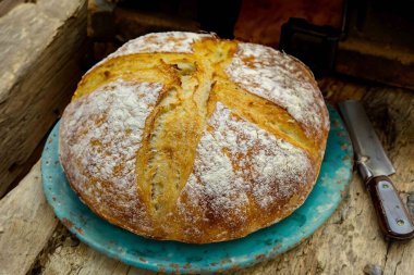 Doğal mayalanma, gerçek yiyecek, atadan kalma, klasik ve ev yapımı zanaatkar yiyeceği olan kırsal ekşi ekmek.