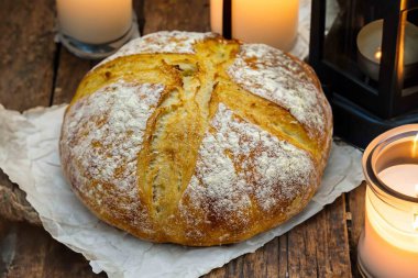 Doğal mayalanma, gerçek yiyecek, atadan kalma, klasik ve ev yapımı zanaatkar yiyeceği olan kırsal ekşi ekmek.
