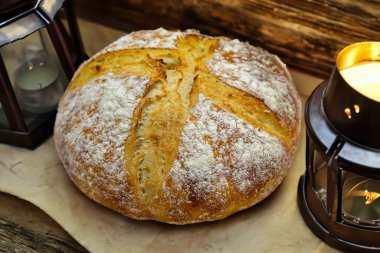 Doğal mayalanma, gerçek yiyecek, atadan kalma, klasik ve ev yapımı zanaatkar yiyeceği olan kırsal ekşi ekmek.