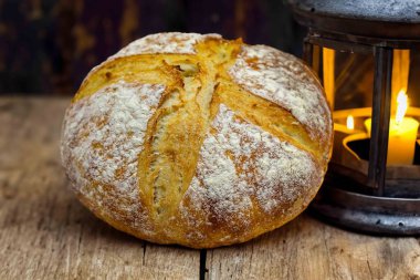 Doğal mayalanma, gerçek yiyecek, atadan kalma, klasik ve ev yapımı zanaatkar yiyeceği olan kırsal ekşi ekmek.