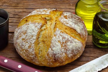 Doğal mayalanma, gerçek yiyecek, atadan kalma, klasik ve ev yapımı zanaatkar yiyeceği olan kırsal ekşi ekmek.