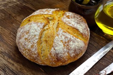 Doğal mayalanma, gerçek yiyecek, atadan kalma, klasik ve ev yapımı zanaatkar yiyeceği olan kırsal ekşi ekmek.