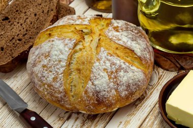 Doğal mayalanma, gerçek yiyecek, atadan kalma, klasik ve ev yapımı zanaatkar yiyeceği olan kırsal ekşi ekmek.