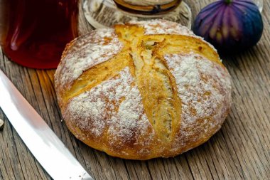 Doğal mayalanma, gerçek yiyecek, atadan kalma, klasik ve ev yapımı zanaatkar yiyeceği olan kırsal ekşi ekmek.
