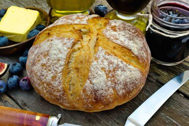 Doğal mayalanma, gerçek yiyecek, atadan kalma, klasik ve ev yapımı zanaatkar yiyeceği olan kırsal ekşi ekmek.