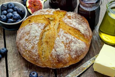 Doğal mayalanma, gerçek yiyecek, atadan kalma, klasik ve ev yapımı zanaatkar yiyeceği olan kırsal ekşi ekmek.