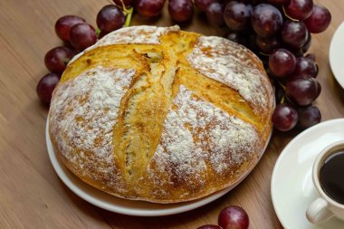 Doğal mayalanma, gerçek yiyecek, atadan kalma, klasik ve ev yapımı zanaatkar yiyeceği olan kırsal ekşi ekmek.