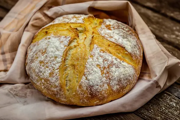 Doğal mayalanma, gerçek yiyecek, atadan kalma, klasik ve ev yapımı zanaatkar yiyeceği olan kırsal ekşi ekmek.