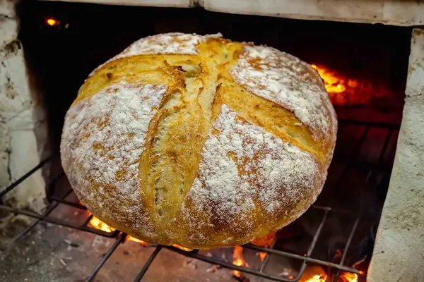 Doğal mayalanma, gerçek yiyecek, atadan kalma, klasik ve ev yapımı zanaatkar yiyeceği olan kırsal ekşi ekmek.