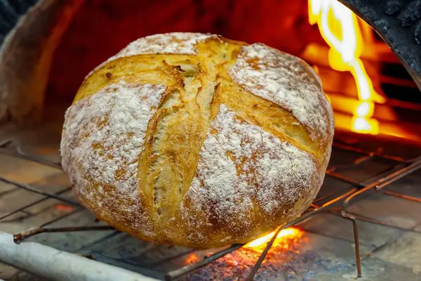 Doğal mayalanma, gerçek yiyecek, atadan kalma, klasik ve ev yapımı zanaatkar yiyeceği olan kırsal ekşi ekmek.