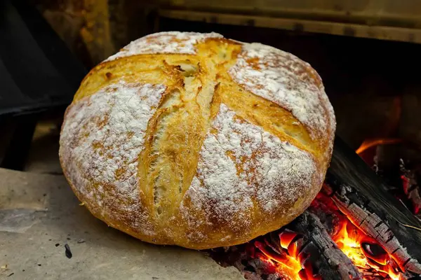 Doğal mayalanma, gerçek yiyecek, atadan kalma, klasik ve ev yapımı zanaatkar yiyeceği olan kırsal ekşi ekmek.