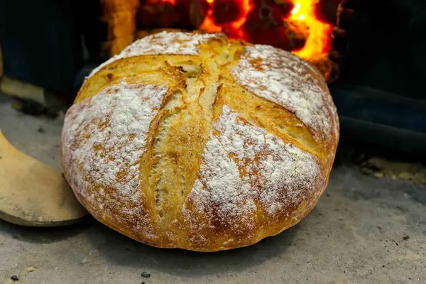 Doğal mayalanma, gerçek yiyecek, atadan kalma, klasik ve ev yapımı zanaatkar yiyeceği olan kırsal ekşi ekmek.