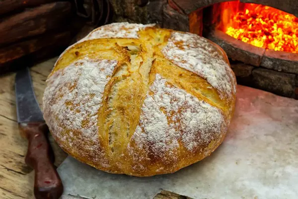 Doğal mayalanma, gerçek yiyecek, atadan kalma, klasik ve ev yapımı zanaatkar yiyeceği olan kırsal ekşi ekmek.