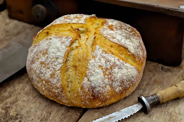 Doğal mayalanma, gerçek yiyecek, atadan kalma, klasik ve ev yapımı zanaatkar yiyeceği olan kırsal ekşi ekmek.