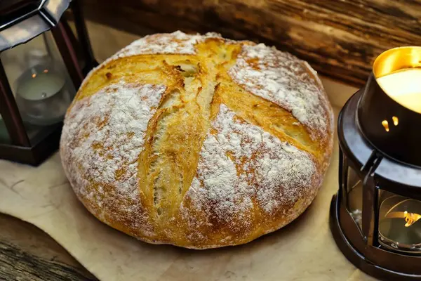 Doğal mayalanma, gerçek yiyecek, atadan kalma, klasik ve ev yapımı zanaatkar yiyeceği olan kırsal ekşi ekmek.