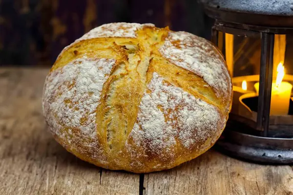 Doğal mayalanma, gerçek yiyecek, atadan kalma, klasik ve ev yapımı zanaatkar yiyeceği olan kırsal ekşi ekmek.