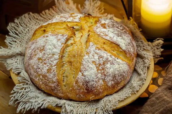 Doğal mayalanma, gerçek yiyecek, atadan kalma, klasik ve ev yapımı zanaatkar yiyeceği olan kırsal ekşi ekmek.