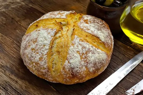 Doğal mayalanma, gerçek yiyecek, atadan kalma, klasik ve ev yapımı zanaatkar yiyeceği olan kırsal ekşi ekmek.