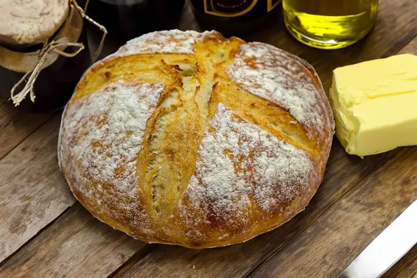 Doğal mayalanma, gerçek yiyecek, atadan kalma, klasik ve ev yapımı zanaatkar yiyeceği olan kırsal ekşi ekmek.