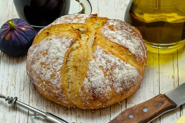 Doğal mayalanma, gerçek yiyecek, atadan kalma, klasik ve ev yapımı zanaatkar yiyeceği olan kırsal ekşi ekmek.