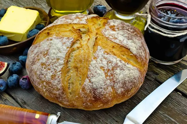 Doğal mayalanma, gerçek yiyecek, atadan kalma, klasik ve ev yapımı zanaatkar yiyeceği olan kırsal ekşi ekmek.