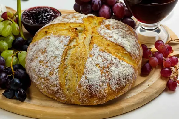 Doğal mayalanma, gerçek yiyecek, atadan kalma, klasik ve ev yapımı zanaatkar yiyeceği olan kırsal ekşi ekmek.