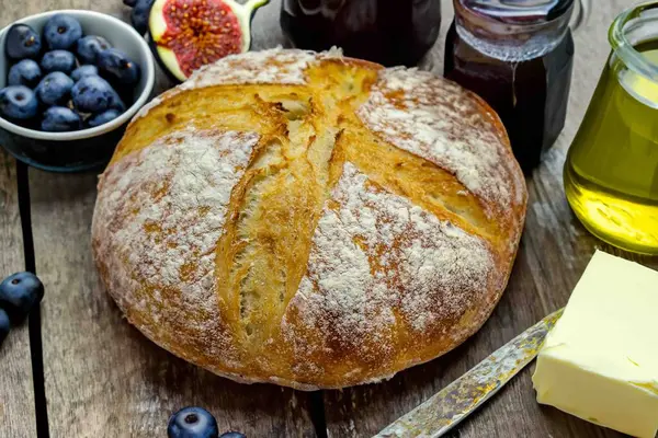 Doğal mayalanma, gerçek yiyecek, atadan kalma, klasik ve ev yapımı zanaatkar yiyeceği olan kırsal ekşi ekmek.