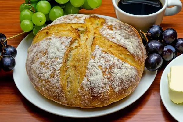 Doğal mayalanma, gerçek yiyecek, atadan kalma, klasik ve ev yapımı zanaatkar yiyeceği olan kırsal ekşi ekmek.