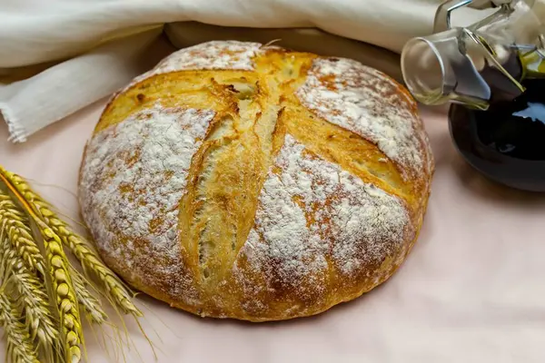 Köy ekmeği, zeytinyağı, şarap, üzüm, tespih ve buğday kulaklı Katolik kutsal masası. İsa 'nın bedeni ve kanı